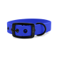 Blaue Hundehalsband mit einer schwarzen Schnalle und einem Metall-D-Ring, mit dem Text "THE DOG IDEA" auf der Schnalle eingraviert.