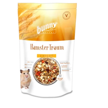 Eine Tüte "HamsterTraum Expert" Tiernahrung von Bunny Nature, mit einer Nahaufnahme der Mischung in einer Schüssel, neben einem kleinen Hamster.