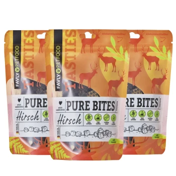 Drei lebendige orangefarbene Verpackungen von Favly Pure Bites Tierleckerlis, beschriftet "Hirsch" mit Hirschsilhouetten und Zutatenangaben.