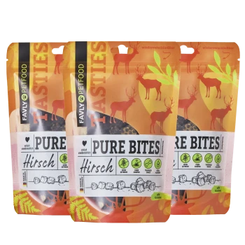 Drei lebendige orangefarbene Verpackungen von Favly Pure Bites Tierleckerlis, beschriftet "Hirsch" mit Hirschsilhouetten und Zutatenangaben.