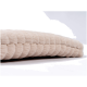 Ein weiches, beiges Haustierbett mit einer strukturierten, plüschigen Oberfläche, das ein gestepptes Design aufweist.