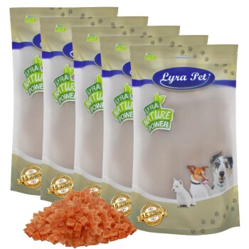 Fünf Tüten Lyra Pet Natur-Hundefutter, mit einem Haufen orangefarbener, gewürfelter Leckereien davor. Jede Tüte zeigt ein Pfotenabdruckdesign und beansprucht Premiumqualität.