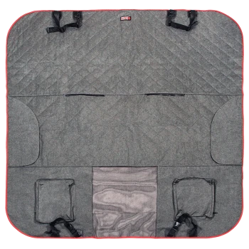 Housse de siège pour animaux de compagnie grise avec des bordures rouges, dotée de sangles ajustables et de poches de rangement, conçue pour protéger l'intérieur des voitures.