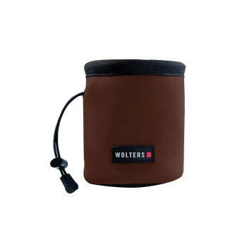 Braune zylindrische Leckerlitasche mit schwarzem Rand oben, Kordelstopper und 'WOLTERS'-Logopatch (rotes Quadrat).