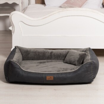 Ein mehrschichtiger Hundebett-Design mit einem schwarzen Außenbezug, mehreren Schaumstoffschichten und einer Basis, die Komfort und Unterstützung betont.