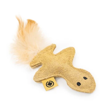 Ein weiches, tanfarbenes Haustierspielzeug in Form eines Vogels, mit einem flauschigen Schwanz und schwarzen Augen, mit einem gelben Etikett, das ein Logo zeigt.