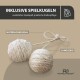 Zwei natürliche Sisalbälle, die durch eine Schnur verbunden sind, mit dem Etikett "Inklusive Spielkugeln" und dem Text, der "natürlicher sisal" und "langlebig" hervorhebt.