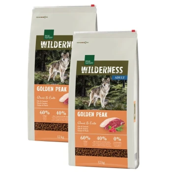 Zwei Beutel Real Nature Wilderness Hundefutter, gekennzeichnet mit "Golden Peak", mit einem Wolf auf der Vorderseite, mit 60% Fleisch und 40% Gemüse.