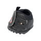 Schwarzer Hundeschuh mit strukturierter Oberfläche, verstellbarem Riemen und Gummisohle, entworfen für den Außenschutz.