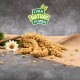 Ein Bündel goldener Hirsehalme mit verstreuten Samen, begleitet von einer weißen Blume und einem Zimtstock, mit dem Logo "LYRA NATURE POWER" darüber.