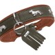 Grün-braunes Lederhalsband mit silbernen Dackel-Anhängern, Metall-D-Ring und Quastenanhänger mit der Aufschrift „HUNTER“.