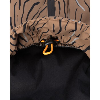 Kapuze einer braunen, tigerbedruckten Haustierjacke mit schwarzem Futter und orangefarbenem Kordelstopper