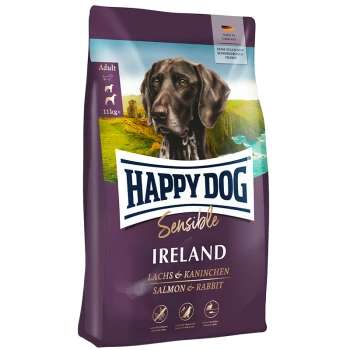 Hundefutterbeutel mit der Aufschrift 'Happy Dog Sensible Ireland', der Lachs und Kaninchen zeigt, mit einer malerischen Kulisse und einem Bild eines Hundes.