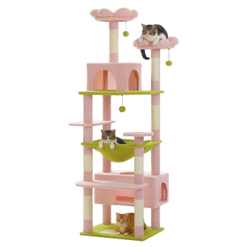 Ein bunter Katzenbaum mit drei Katzen: eine auf einer rosa Wolkenliege, eine in einer grünen Hängematte und eine auf einer rosa Plattform.