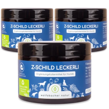 Drei Gläser "Z-Schild Leckerli", ein Hundefutterergänzungsmittel, mit einem blauen Etikett mit weißem Text und der Marke "wolfsbacher natur."