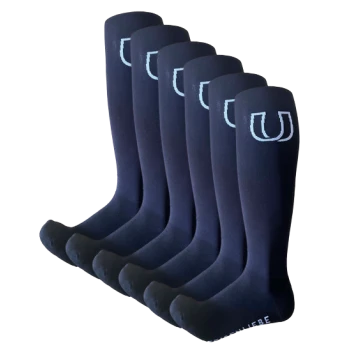 Ein Set aus sechs marineblauen knielangen Socken mit einem hellblauen "U"-Logo auf der Vorderseite.