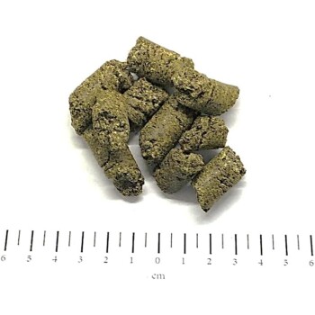 Grün-braune, zylindrische Tierfutterpellets auf weißem Hintergrund über einem Lineal mit cm-Markierung (das 'cm'-Etikett ist sichtbar).