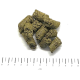 Grün-braune, zylindrische Tierfutterpellets auf weißem Hintergrund über einem Lineal mit cm-Markierung (das 'cm'-Etikett ist sichtbar).