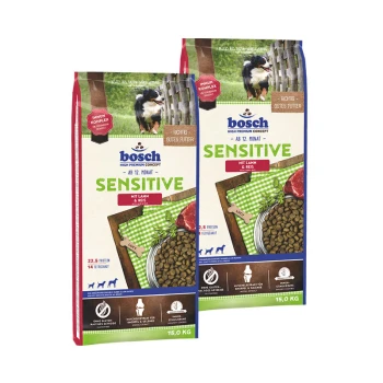 Zwei 15 kg Säcke Bosch Sensitive Hundefutter, "Mit Lamm & Reis," mit grünem Karomuster, das Protein (22,5%) und glutenfrei zeigt.