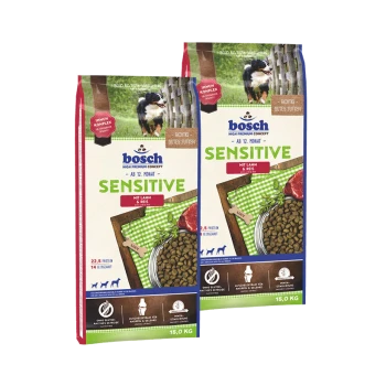 Zwei 15 kg Säcke Bosch Sensitive Hundefutter, "Mit Lamm & Reis," mit grünem Karomuster, das Protein (22,5%) und glutenfrei zeigt.