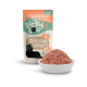 Katzenfutterverpackung für "Lucky Lou", die Geflügel und Kaninchen mit Apfel enthält, 96% Fleischanteil, getreidefrei, in einer Schüssel.
