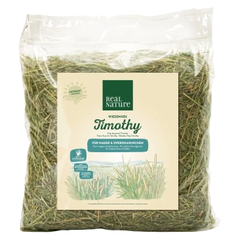 Un sac transparent de foin de timothy vert étiqueté "Real Nature Timothy," adapté aux petits animaux et aux lapins nains en plusieurs langues.
