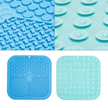 Vier blaue Silikon-Haustiermatten mit unterschiedlichen strukturierten Oberflächen, einschließlich Pfotenabdrücken und Saugnäpfen, in einem Rasterlayout angezeigt.