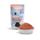 Beutel mit Lucky Lou Katzenfutter für Erwachsene, mit Geflügel und Fasan mit Preiselbeeren, neben einer Schüssel mit rohem Fleisch.
