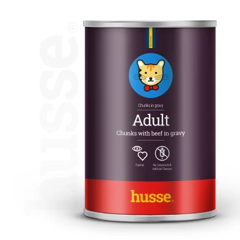 Katzenfutterdose mit "Adult Chunks mit Rind in Soße," mit Symbolen für Taurin und ohne künstliche Farben oder Aromen.