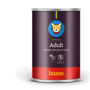 Katzenfutterdose mit "Adult Chunks mit Rind in Soße," mit Symbolen für Taurin und ohne künstliche Farben oder Aromen.