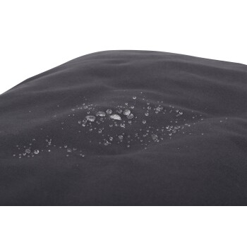 Nahaufnahme eines dunkelgrauen Haustierbettes mit Wassertropfen auf der Oberfläche, das sein wasserabweisendes Material zeigt.