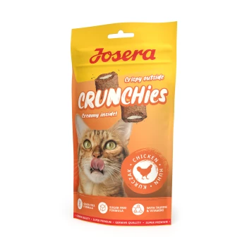 Josera Crunchies Katzenleckerlis Beutel mit einer Katze, die sich die Lippen leckt, außen knusprig, innen cremig, Hähnchengeschmack, getreide- und zuckerfrei.