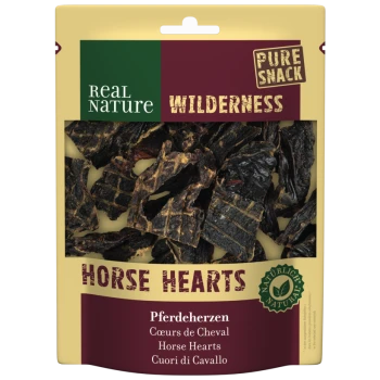 Getrocknete Pferdeherz-Leckerlis in einer wiederverschließbaren Verpackung mit der Aufschrift "Real Nature Wilderness Pure Snack Horse Hearts" und mehrsprachigem Text.