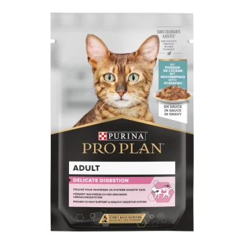 Emballage de nourriture pour chats Purina Pro Plan mettant en vedette un chat Bengal, étiqueté "Adult Delicate Digestion", avec des affirmations soutenant un système digestif sain.