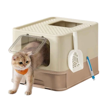 Beige und braune überdachte Katzentoilette mit einer herausgehenden Katze, einer weißen Schaufel und einem blau-weißen Stift an der Seite.