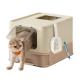 Beige und braune überdachte Katzentoilette mit einer herausgehenden Katze, einer weißen Schaufel und einem blau-weißen Stift an der Seite.