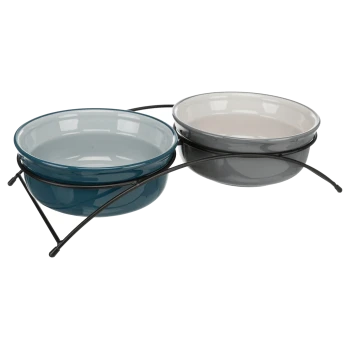 Doppelte Keramik-Tiernäpfe in Blau und Grau mit schwarzem Metallständer vor weißem Hintergrund.
