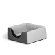 Graues Haustierbett mit modernem Design, mit einem niedrigen Eingang und einem kontrastierenden schwarzen Innenraum.