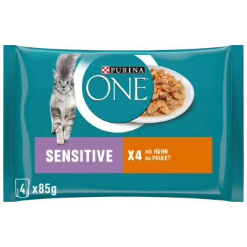 Verpackung von Purina ONE Sensitive Katzenfutter mit einer flauschigen grauen Katze, mit Text, der "SENSITIVE X4" und "Mit Huhn Au Poulet" anzeigt.