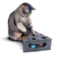 Eine verspielte getigerte Katze interagiert mit einer dreieckigen Filzspielzeugbox mit Löchern und bunten Bällen darin, die Engagement und Spaß fördert.