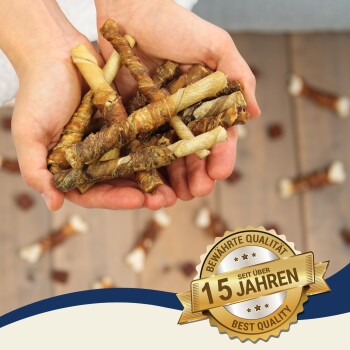 Hände halten eine Vielzahl von Hundekauartikeln, mit einem Abzeichen, das "Beste Qualität" und "15 Jahre" auf Deutsch angibt.