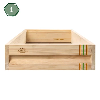 Holz-Haustierbettgestell mit graviertem "Mein kleines Bauernhof"-Logo, mit bunten Akzentstreifen an der Seite.