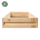 Holz-Haustierbettgestell mit graviertem "Mein kleines Bauernhof"-Logo, mit bunten Akzentstreifen an der Seite.