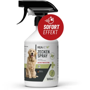 Eine 500ml Zeckenabwehrsprayflasche mit der Aufschrift "REAVET+ ZECKEN SPRAY", mit Hundillustration und rotem Etikett "SOFORT EFFEKT." Hergestellt in Deutschland.