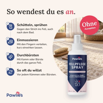 Ein Pudel wird auf einem Handtuch neben Pawlies Fur Care Spray gepflegt, beschriftet mit "100% natürliche Inhaltsstoffe" und "Stressfreies Kämmen."