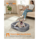 Ein glücklicher Französischer Bulldogge entspannt sich in einem grauen Haustierbett auf einem hellen Teppich, mit einem gemütlichen Wohnzimmer im Hintergrund. Text: "Flauschiges Haustierbett."