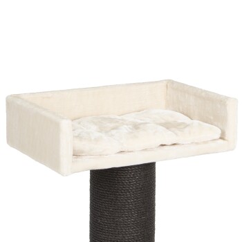 Ein gemütliches, cremefarbenes Katzenbett mit erhöhten Seiten steht auf einem dunklen, strukturierten Kratzbaum.