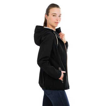 Eine Frau, die einen schwarzen Reißverschluss-Hoodie mit Kapuze trägt, steht seitlich und zeigt das Design und die Passform der Jacke.