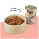 Eine beige Schüssel mit feuchtem Hundefutter neben einer Dose mit der Aufschrift "DOGS'n TIGER" mit einem Hundebild und 61% Fleischanteil.