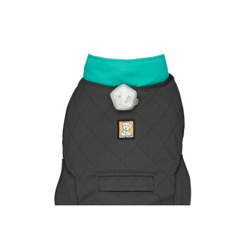 Eine schwarze Hundejacke mit einem türkisfarbenen Kragen, mit einem Ruffwear-Logo und einer Lichtbefestigung auf der Rückseite.
